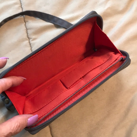 Two Wallets One Price - Picture 5 of 6